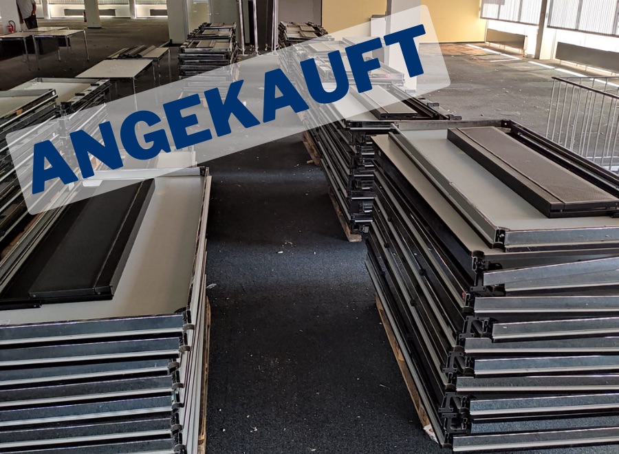 Angekauft: Schreibtische